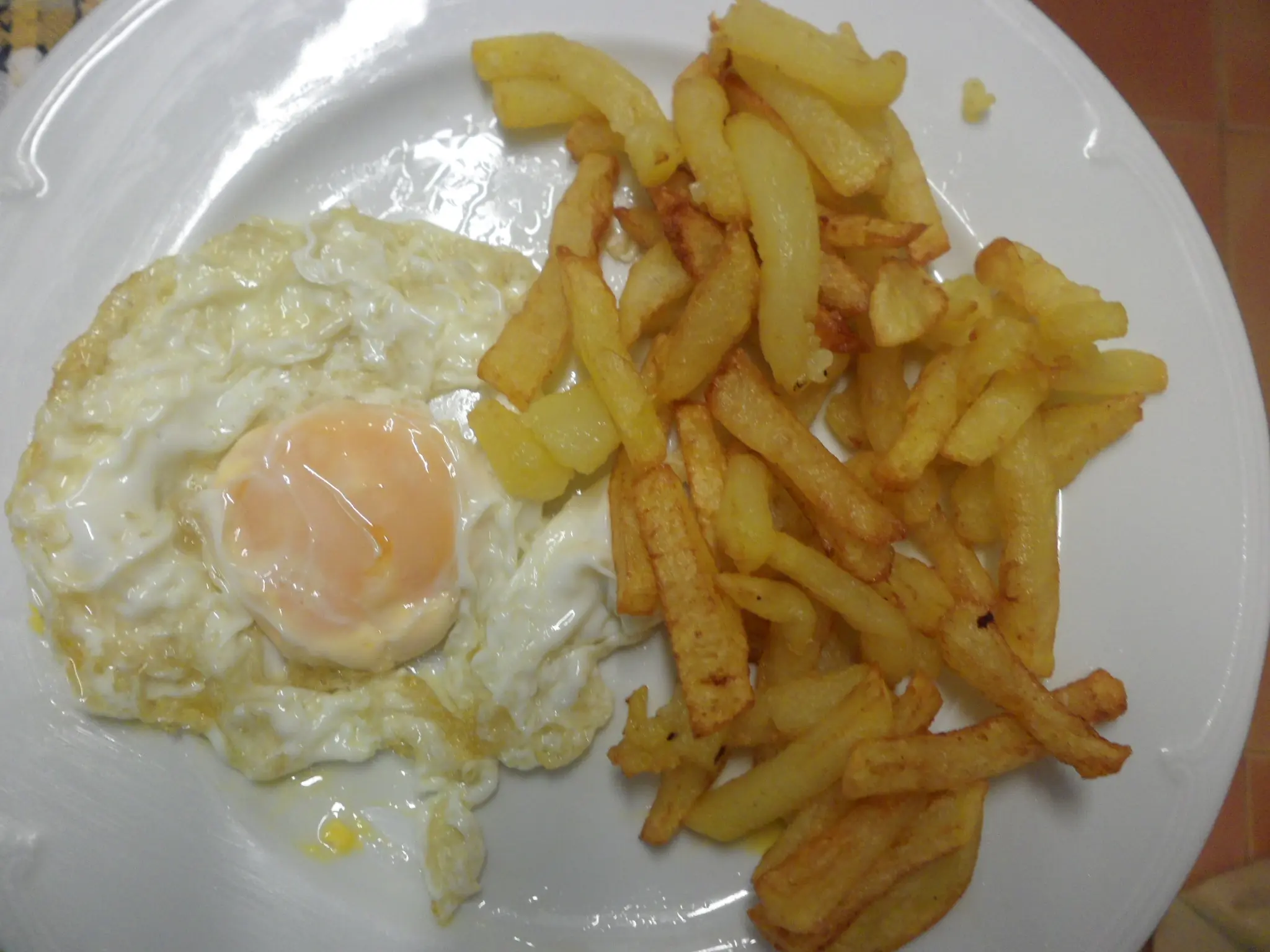 Patatas fritas con huevo
